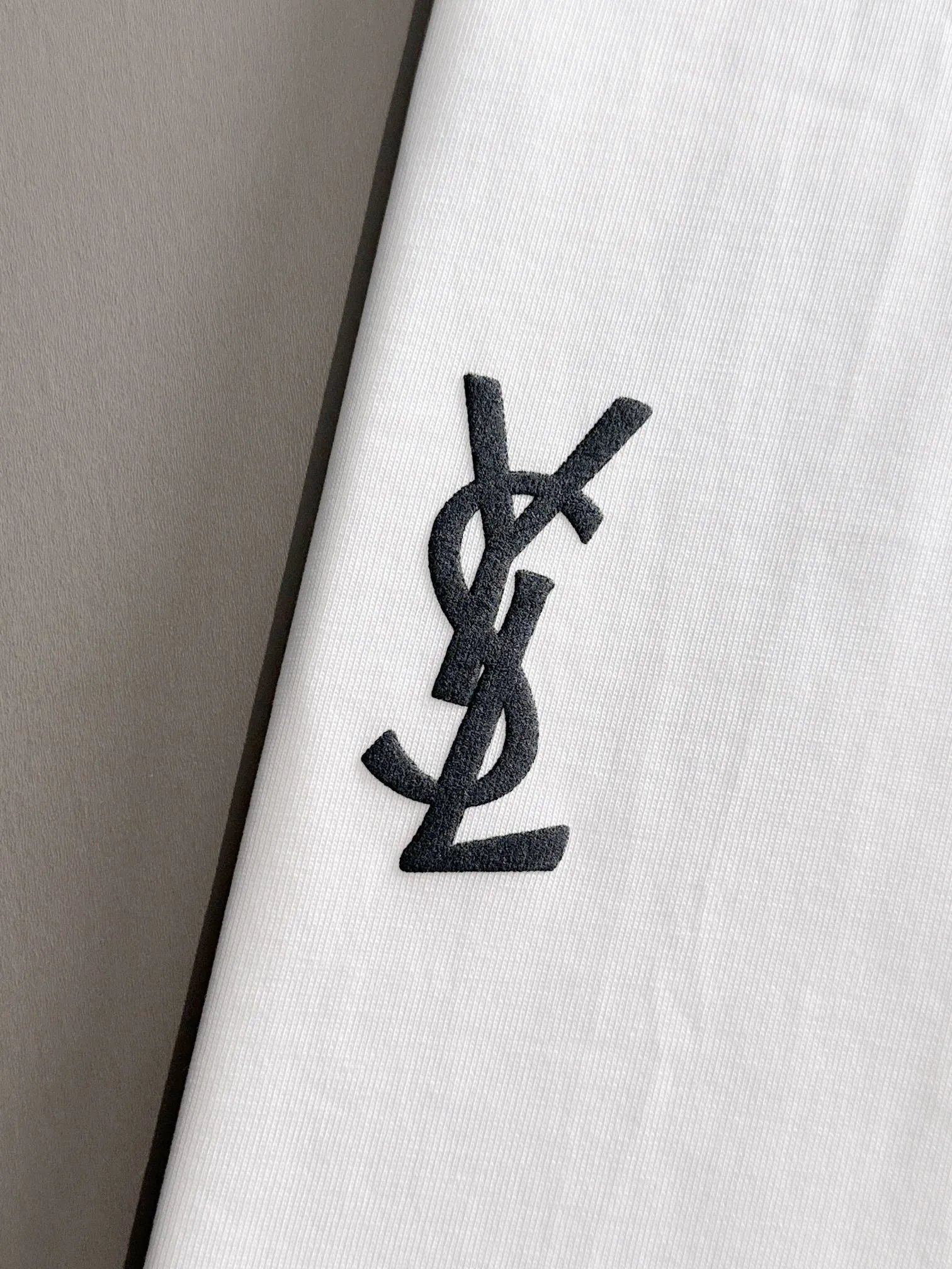 P180 Yves Saint Laurent* 2꯭0꯭2꯭5 new spring and summer model ❤️ Original ⌚️ high version The fabric is made of 270 grams of high-density pure cotton. No deformation or shrinkage. Process introduction: double line movement, three-dimensional adhesive printing on the chest + three-dimensional adhesive printing on the back panel. Color: White SIZE: S-XXL